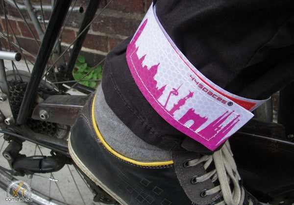 fahrradsattel hosenschutz 44spaces City Skyline Hosenschutz-Klettband Reflex – Gutes-aus-Deutschland