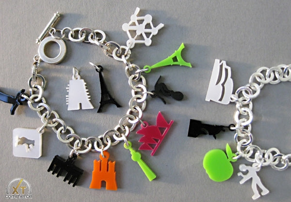 44spaces City Skyline Charm Bracelet, versilbert in Geschenkbox